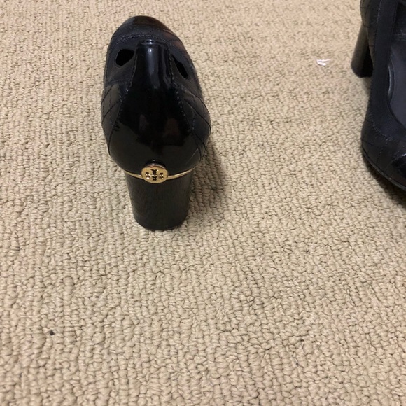 Size 6 Womens Tory Burch Shoes - Picture 2 of 4
